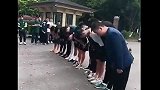 浙江队球员鞠躬默哀悼念布彭扎 个别球员戴帽引争议