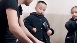 在卫生间里，爸爸终于实现了演唱会的梦想，还收获了两个小粉丝！
