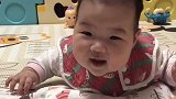 五个月的小宝宝好可爱，尤其是趴在床上的时候，小表情简直萌翻了