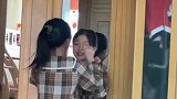 双胞胎姐妹在镜子前玩游戏，误以为一个人照镜子
