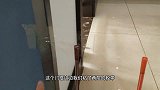 主人给狗狗设置路障，小奶狗不按套路出牌，搞得主人哭笑不得