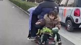 男子载女儿去买菜，女儿半路就在摘菜，回家后妈妈可以炒了