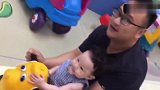 爸爸和小宝宝一起玩玩具，接下来宝宝玩得好开心，果然还是爸爸好
