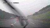 这个视频告诉你为什么暴雨天气不能开快车