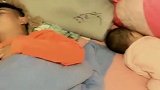 还以为老公搂着孩子睡觉，进门看到的一幕，宝宝这睡姿也太可怜了