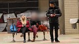 放屁冒烟恶作剧，男子在路人面前放屁，路人懵了