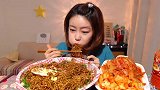 妹子吃干拌面和泡菜，大口吃把嘴巴塞得满满的