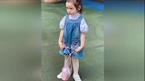 董璇晒女儿小酒窝近照，穿牛仔裙扎丸子头太可爱，简直萌翻了