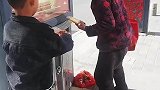 给奶奶送面包，结局万万没想到