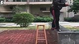 朋友明明感觉会摔倒，为什么这哥们都悬空了