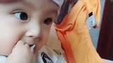 小男孩东张西望的样子，真的好可爱呀