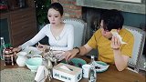 郎朗给吉娜挑葡萄，还摆出跳棋的样子，吉娜一下被逗笑了