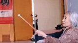 男子陪84岁母亲花式打球！母亲：“你用拐棍，我用长棍”！