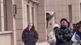 教学楼上空突然飘雪，两位男女生同时张大嘴巴吃雪