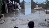 吃完晚饭休息，坐下来看看海浪