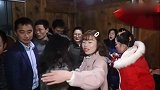 贵州农村一姑娘出嫁，马上要出门了，正在跪拜父母亲人