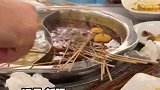 男子在火锅店用餐，突然发现头顶管道上有一只老鼠