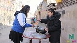 霸道小伙抢饭吃，师生齐心套路深，防不胜防啊
