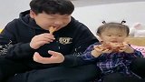 暖爸给暖宝吃鸡爪自己吃肉，看暖宝什么反应，结果搞笑了