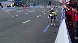 男子参加马拉松，最后阶段跌跌撞撞