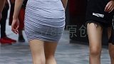 北京街拍：抽折迷你裙