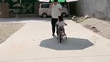 老公就是个女儿奴，头顶高温天气陪女儿出来骑车，很惯着女儿