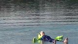外国牛人发明“漂浮衣”，可以在水上行走吗？结果出乎意料了