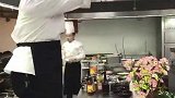 现在饭店的菜好不好吃不重要，主要得好看，后厨这波操作视觉盛宴！