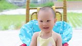 小孩看见小偷在撬门，将计就计陪小偷演戏，小偷没有预料这是圈套