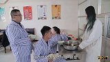 疯人院爆笑剧：院长给患者打饭，头发长打的少，结果小伙带假发打