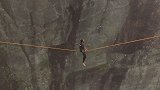 男子千米高空走钢丝失去平衡 被吊在半空中险坠悬崖