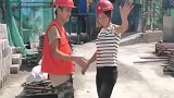 工地夫妻俩上演高难度动作，俩人下来的笑容，是幸福的笑容呢！