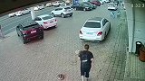 男子真是命大之人，危险来临前，他似乎早有预感