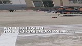 兵哥哥训练时被狗狗偷亲，好可爱的狗狗，兵哥哥好温柔!