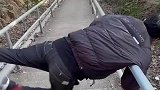男子发现下山“妙招”
