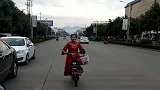 最美新娘骑电动车去参加婚礼,车队都省了,新郎幸福了