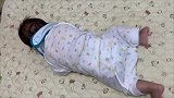 111天大的小宝宝竟然开始学爬了！现在的宝宝都这么会长吗？