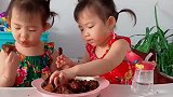 大宝护食有多严重，直接下手打哭妹妹，作为母亲都不知怎样教育！