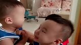 双胞胎弟弟打急眼了，哥哥在旁边看着傻笑！