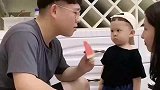 老爸欺负妈妈，惹怒宝贝被教训，暖心的宝贝举动感动妈妈！