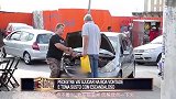 国外恶搞：请路人帮修车，假装被路人弄伤惨叫，吓得路人怕了！