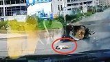 直行三轮车撞上转弯轿车 10个月大婴儿从乘客怀里甩出