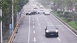 广东一宝马撞碎电动车又怼上奔驰 1人被撞飞摔落受伤