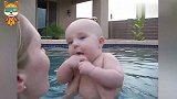 老妈将宝宝扔进水里，接下来请注意小家伙的反应，看完憋住别笑