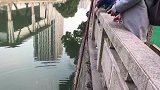 球掉河里了咋办? 乌兹机智助教巧借神器河中捞球