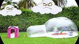 萌娃小可爱们的房子可真有趣呢！两个小家伙真是萌萌哒
