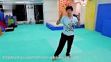 作死小男孩：后空翻把脖子压断了 看着都疼