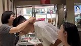男子金店试戴金项链，男子神操作吓坏女友！售货员：幸好我机智反应快！
