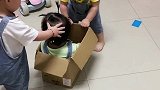 一岁半三胞胎姐妹这是在干嘛，头上的辫子成了亮点