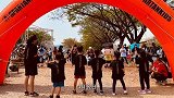 昆凌首发儿子正面照，跟周杰伦像哭了！从不羁偶像到24孝老豆